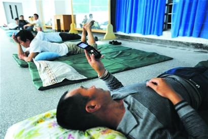 新生報(bào)到教室變旅館 90名家長(zhǎng)同房打地鋪