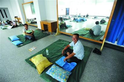 新生報(bào)到教室變旅館 90名家長同房打地鋪