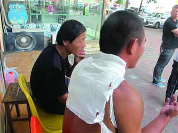 青島小伙討薪不成當(dāng)場(chǎng)一瓶開(kāi)水澆自己 驚呆所有人