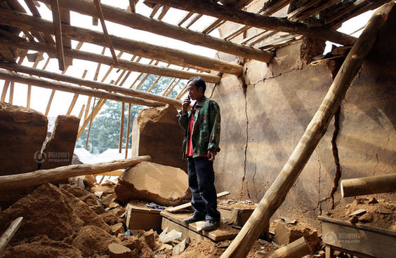 云落小學代課教師雙手刨出7名被埋學生