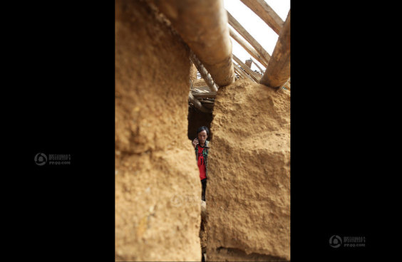 云落小學代課教師雙手刨出7名被埋學生