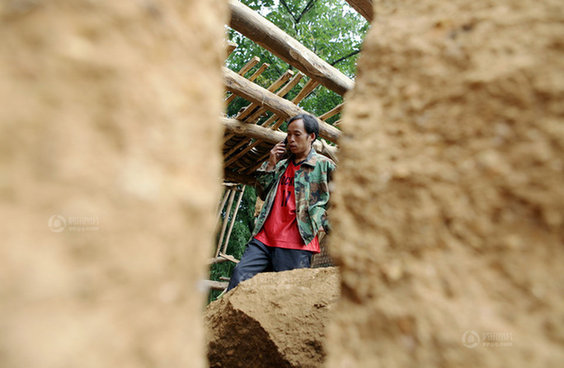 云落小學代課教師雙手刨出7名被埋學生