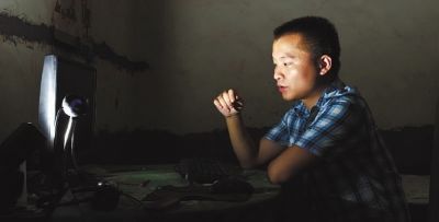 9月6日，湘鄉(xiāng)市東郊鄉(xiāng)，宅在家中的易亮，神情黯然。記者 童迪實(shí)習(xí)生 王君安 攝