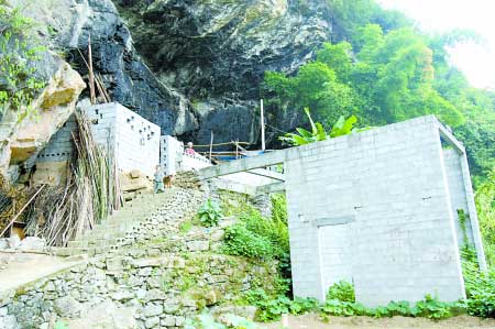 村民無(wú)錢修房住山洞22年 政府出資相助