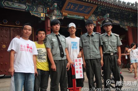 河南小伙送'北京人大學'牌匾給北大被警方扣留