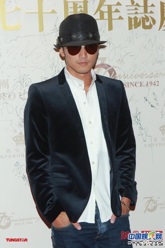 謝霆鋒與張柏芝戲水親密勾手 承認關(guān)系好轉(zhuǎn)