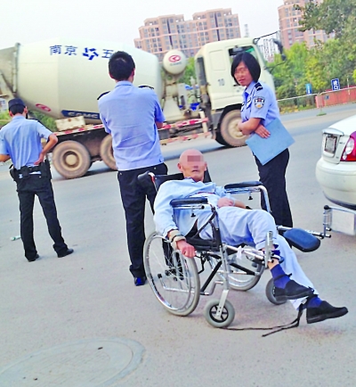 7旬老人現(xiàn)在有家不能回。