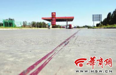 昨日上午，事發(fā)現(xiàn)場還能看到一百多米長的血痕