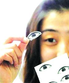 搞怪眼貼被網(wǎng)友稱作神器 醫(yī)生提醒易過(guò)敏