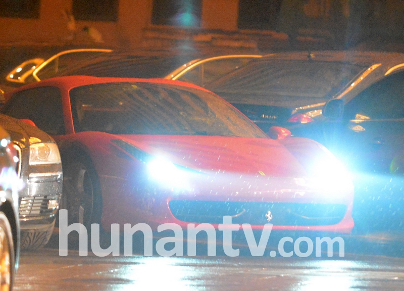 劉亦菲開豪車約會曾軼可 辣妹朋友美艷搶鏡