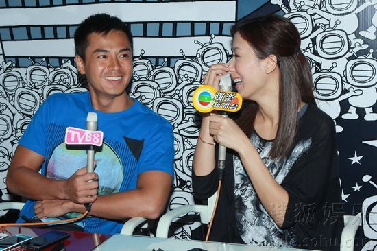 楊怡和羅仲謙召開新聞發(fā)布會(huì)澄清“車震”事件