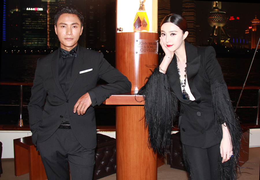 范冰冰鬃毛黑西裝霸氣亮相 胸前掛巨大藍(lán)色珠寶