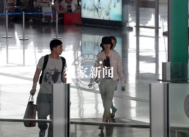 董卿低調裝扮素顏獨自回京 面色疲憊疑勞累過度