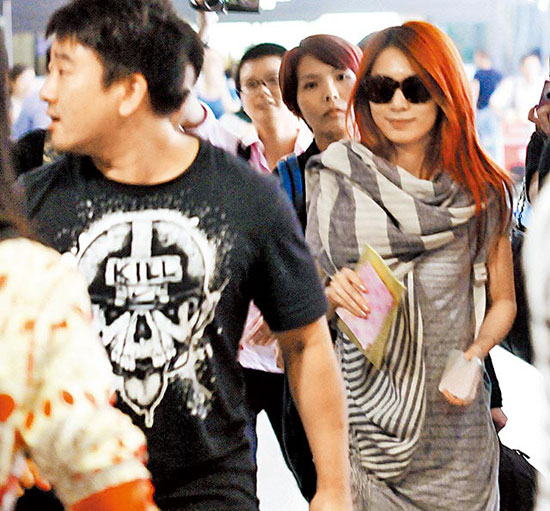 Hebe前天抵上海，左方的黑衣保鑣怒瞪靠近的男粉絲