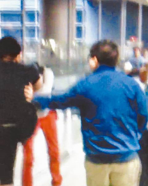 Hebe前天抵上海，左方的黑衣保鑣怒瞪靠近的男粉絲