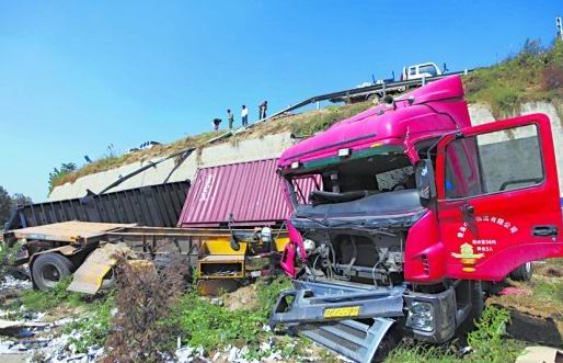 大貨撞斷護(hù)欄墜下10米高崖20噸玻璃全碎