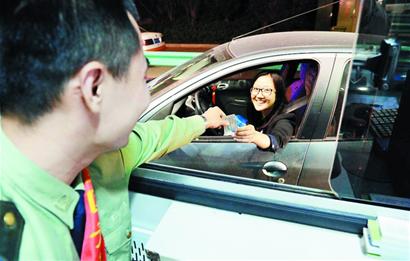 姑娘早1分鐘成最后一輛繳費(fèi)車