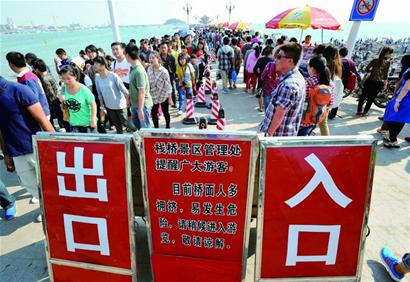 青島景區(qū)排隊(duì)大軍密布 車龍龜行見首不見尾