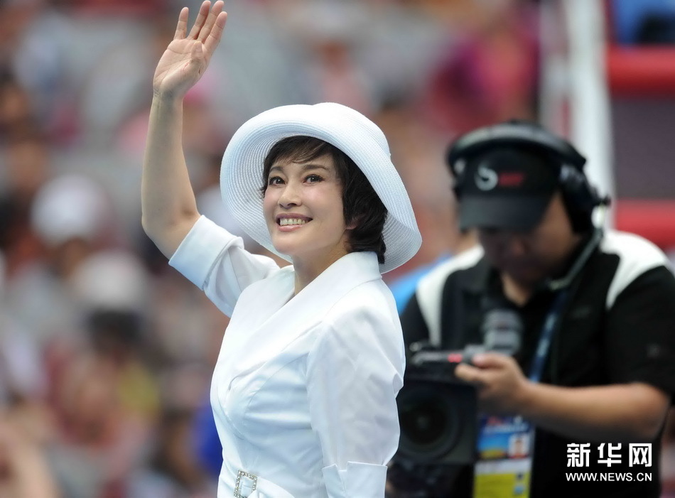 劉曉慶助陣中網(wǎng)獻(xiàn)飛吻