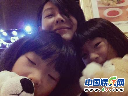 小S曬三個(gè)女兒可愛(ài)床頭照