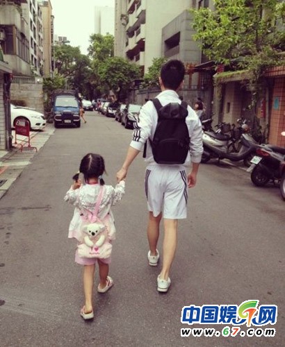 小S曬三個女兒可愛床頭照