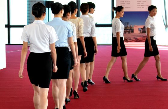 青島三百美女今天應聘海航空姐 競爭格外慘烈