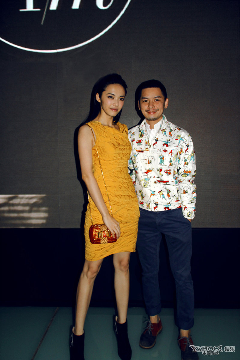 姚晨明黃短裙秀長(zhǎng)腿艷壓群星 表情冷艷氣場(chǎng)強(qiáng)