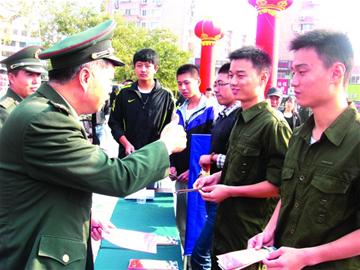 雙胞胎武術(shù)冠軍報名當(dāng)兵 60多獎狀震驚圍觀者