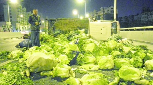 貨車(chē)撞上隔離墩側(cè)翻