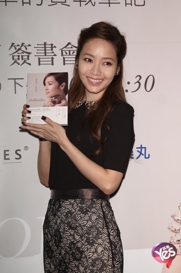 侯佩岑穿平價(jià)衣打親民牌