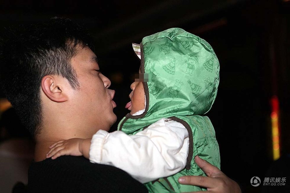 丫蛋1歲兒子首次曝光 王金龍與愛子玩舌吻