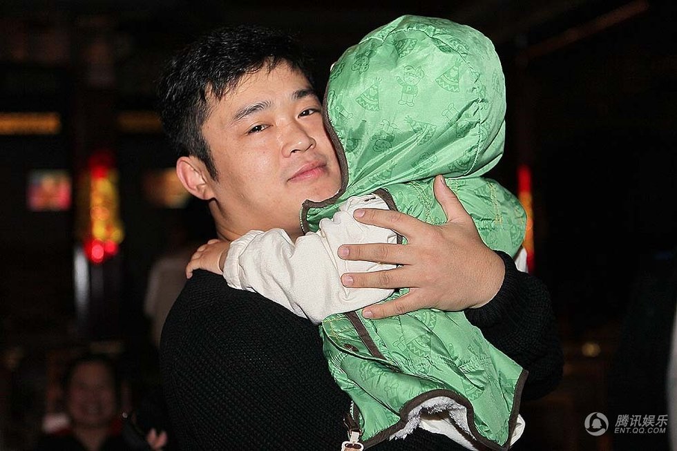 丫蛋1歲兒子首次曝光 王金龍與愛子玩舌吻