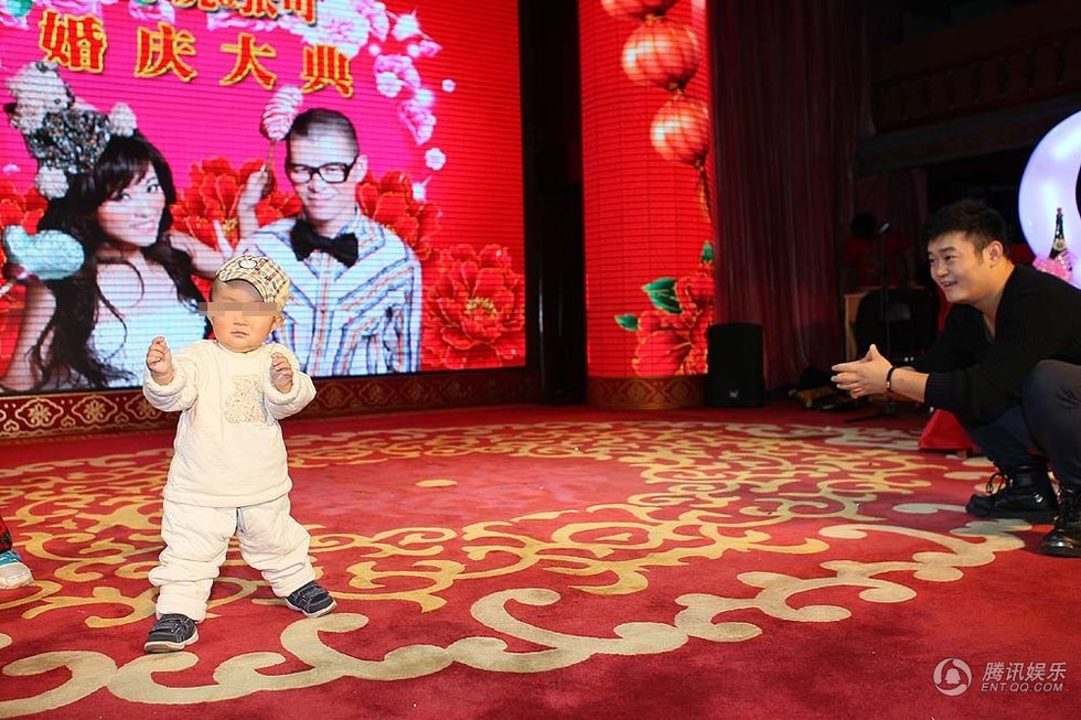 丫蛋1歲兒子首次曝光 王金龍與愛(ài)子玩舌吻