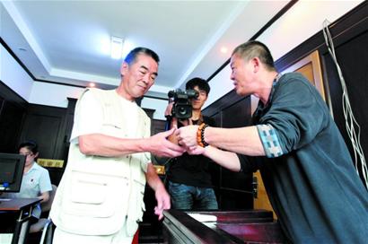 老人發(fā)工資請兒女回家 羞于開口要求?；丶铱纯? align=