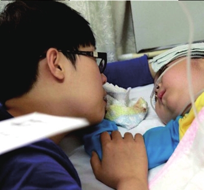 10月16日，媽媽默默地陪孩子走過最后一程。 