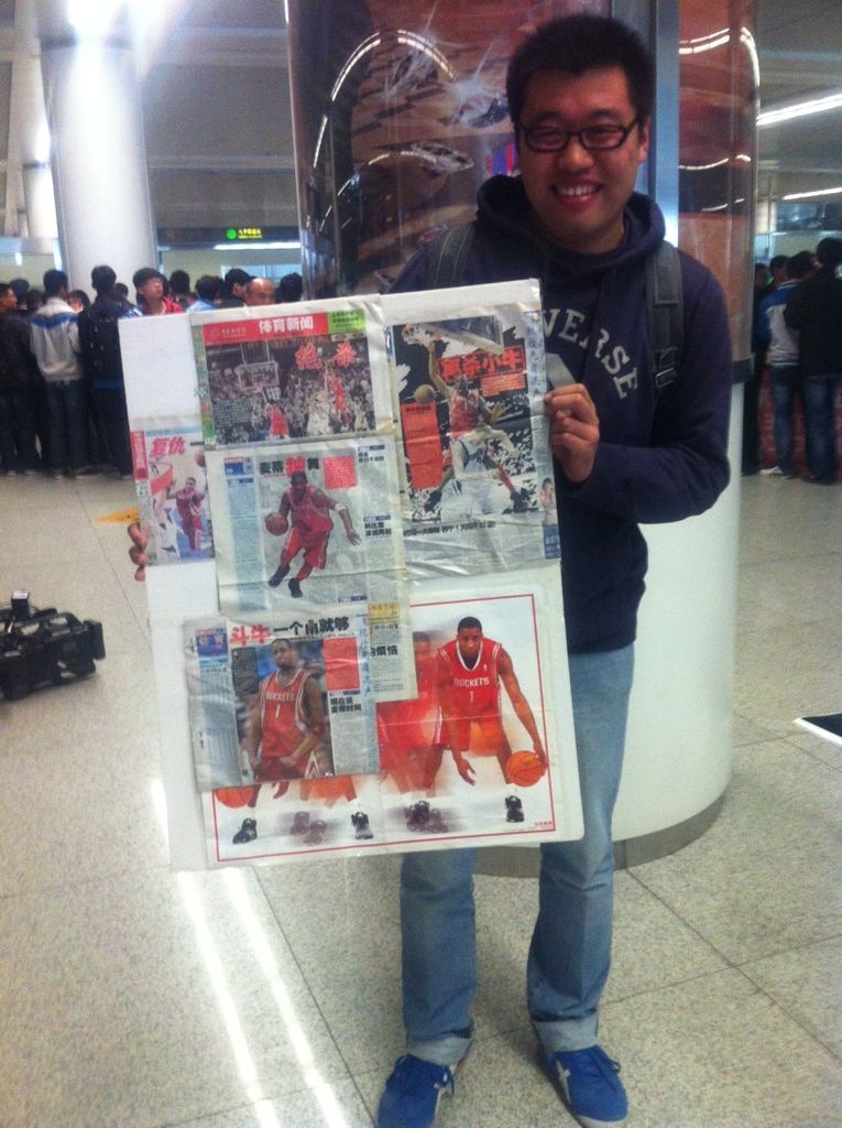 熱心球迷制作好了剪報(bào)，迎接麥蒂到來(lái)