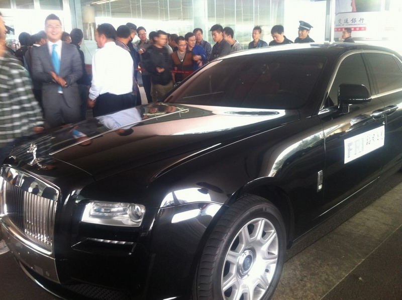 到機(jī)場(chǎng)接麥蒂的豪車