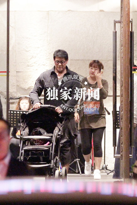 莫少聰攜小其20歲嫩妻就餐 可愛(ài)女兒首曝光