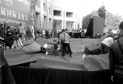 大學(xué)生集體跳《江南style》致舞臺坍塌(圖)