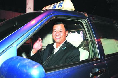 青島的哥主動停車避讓路人 女青年當(dāng)街鞠躬