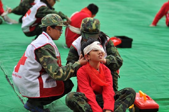 青島軍訓(xùn)大閱兵:女生海藍(lán)短裙紅貝雷帽風(fēng)姿迷人