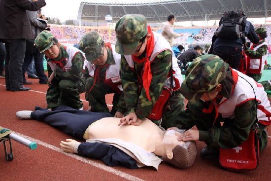 青島軍訓(xùn)大閱兵:女生海藍(lán)短裙紅貝雷帽風(fēng)姿迷人