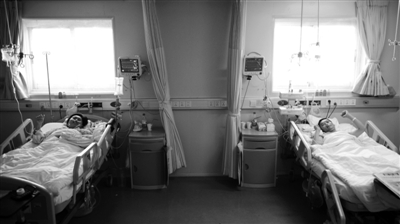 昨日，解放軍309醫(yī)院，肝移植手術(shù)后的蘇丹和丈夫田新丙躺在重癥監(jiān)護(hù)病房，他們舉起拳頭為自己加油，醫(yī)生說兩人的肝移植手術(shù)非常順利。