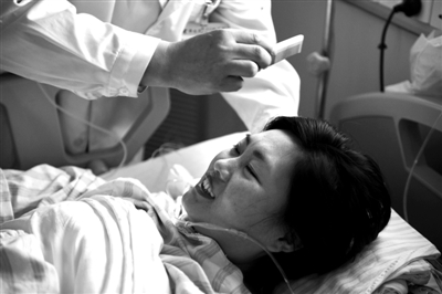 昨日，醫(yī)生為躺在重癥監(jiān)護病房里的蘇丹梳理頭發(fā)。