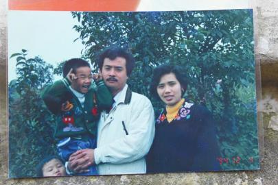 龍龍與親生父母的合影。圖由受訪者提供