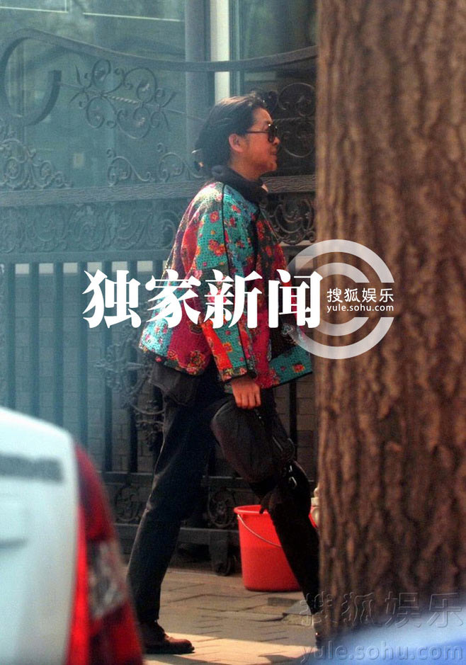 倪萍素顏出門買衣服顯老態(tài)