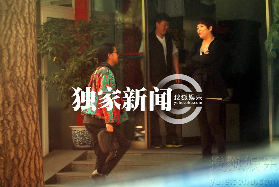 倪萍素顏出門買衣服顯老態(tài)