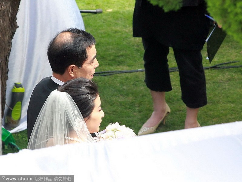 郭晶晶、霍啟剛注冊(cè)結(jié)婚 郭晶晶父母現(xiàn)身吳敏霞領(lǐng)銜伴娘團(tuán)