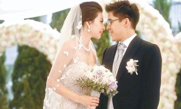 剛晶在親友見證下簽紙，正式成為夫妻