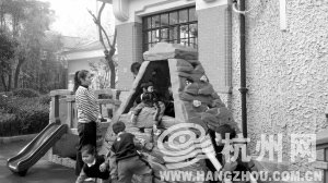 上海一所公辦幼兒園內(nèi)，老師看護著孩子們做游戲。 見習(xí)記者 劉彥朋 攝